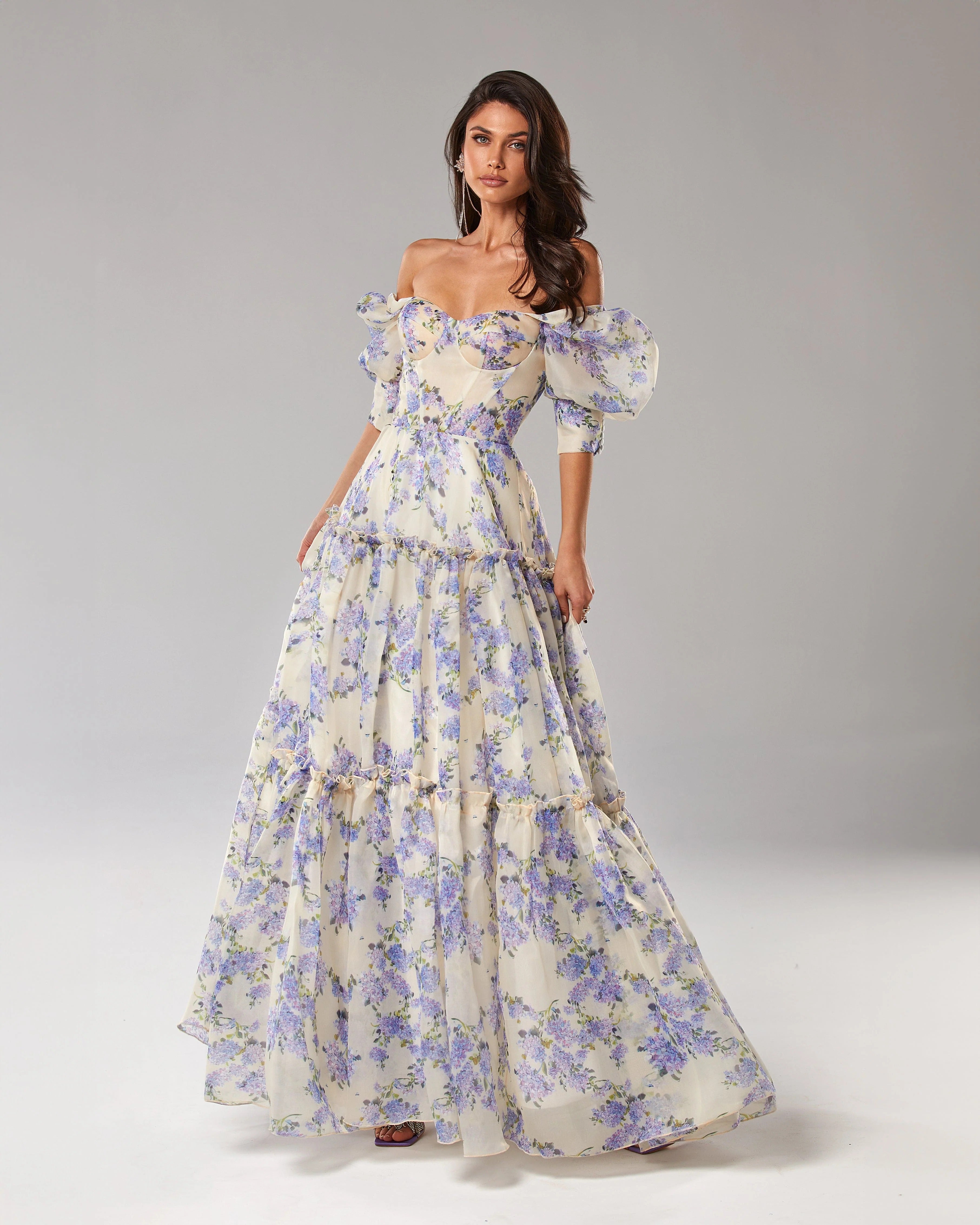 Vestido femenino con mangas transparentes y voluminosas de Hydrangea