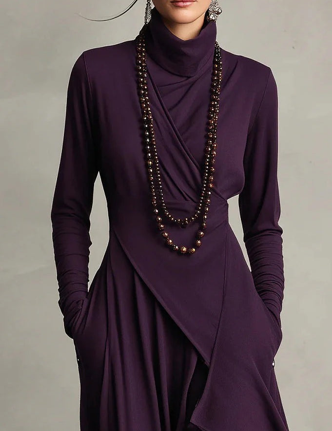 SANDRA | VESTIDO LARGO PLISADO ASIMÉTRICO CON CUELLO ALTO MORADO